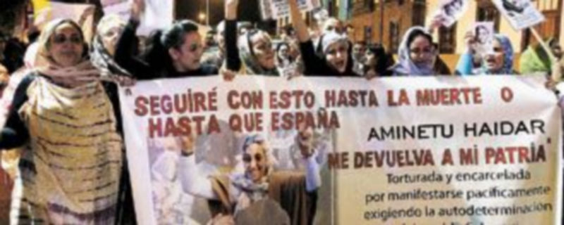 Cientos de personas se manifestaron el martes por las calles de la capital tinerfeña en solidaridad con la lucha de la saharaui Aminatu Haidar. / EFE