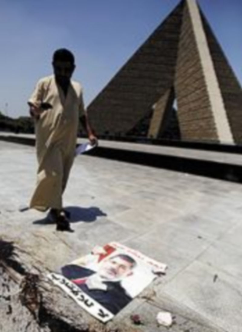 Un hombre pasea en Ciudad Naser.