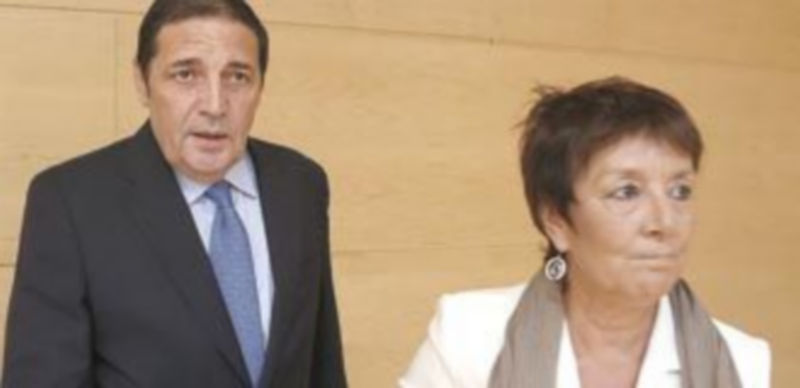 Sáez Aguado saluda a la procuradora socialista Mercedes Martín antes de la comisión. / EDUARDO MARGARETO (ical)