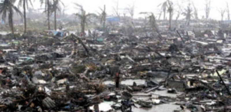 El estado de devastación en el que quedó sumida la ciudad de Tacloban recuerda al ‘tsunami’ de hace ya casi nueve años. / Erik de Castro (Reuters)