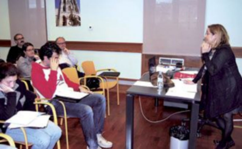 La profesora Carmen Hernández habló a los alumnos de gramática e interculturalidad en el aula de ELE.