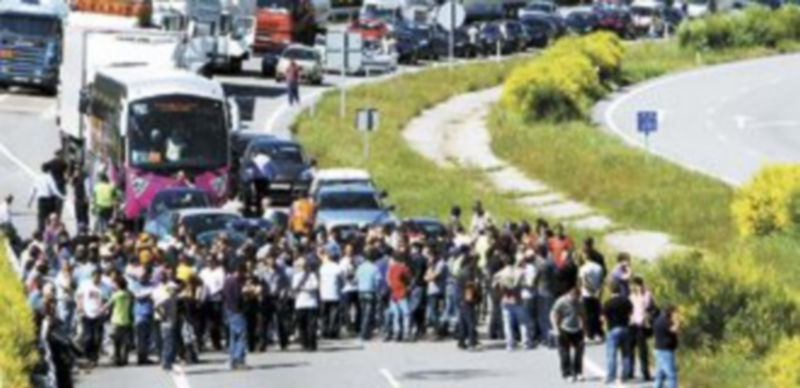 Mineros de las comarcas del Bierzo y Laciana cortan la autovía A-6 a la altura de la localidad de San Román de Bembibre (León). / César Sánchez (Ical)
