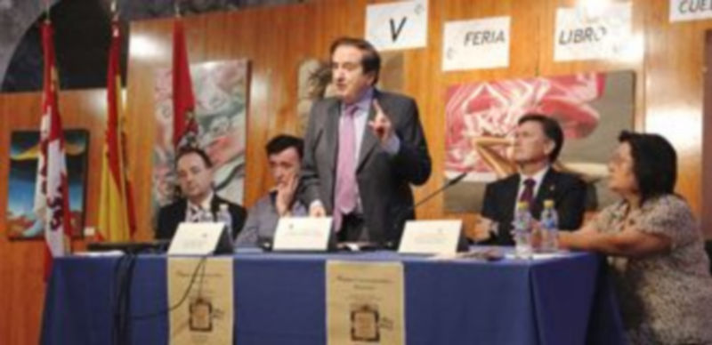 Juan José Lucas en pie durante su intervención de clausura de las Jornadas de Investigación./ Gabriel Gómez