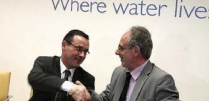 Fundación Thao y Aquagest suscriben un convenio para frenar la obesidad infantil 1 Sergio Soriano (Aquagest) y Rafael Casas (d) tras la firma del convenio./ E.M. (ICAL)