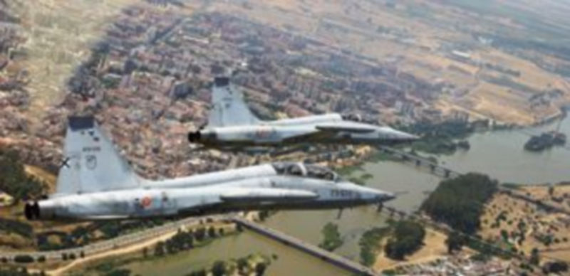 Imagen de dos F-5 de la Base Aérea de Talavera de la Real (Badajoz). / Europa Press