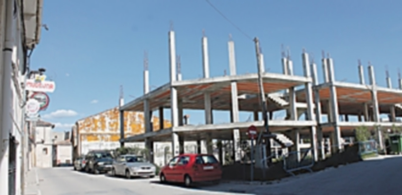 Los socialistas quieren recuperar la calle Palacio y solucionar el problema de la estructura inacabada. / C. N.