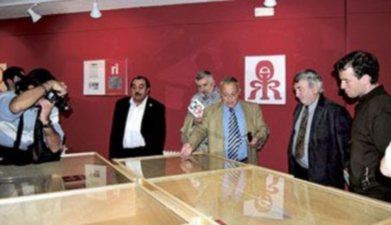 Gonzalo Santonja (c) explica la exposición a las autoridades mirandesas.