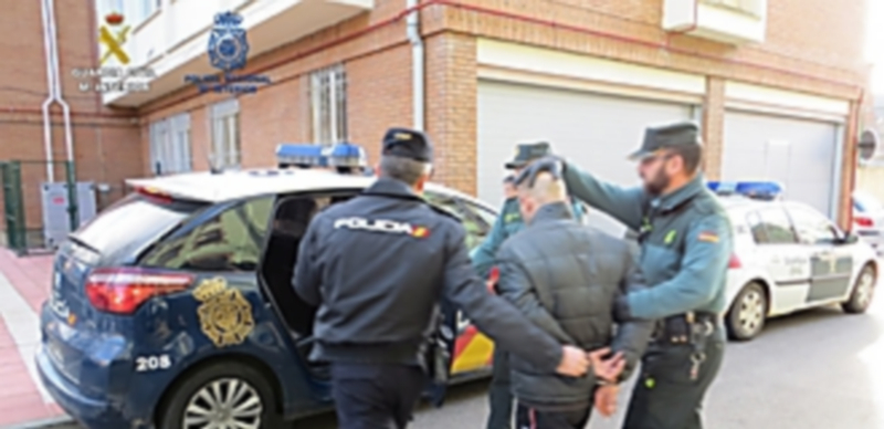 Momento en el que los policías se llevan al hijo detenido. / Europa Press