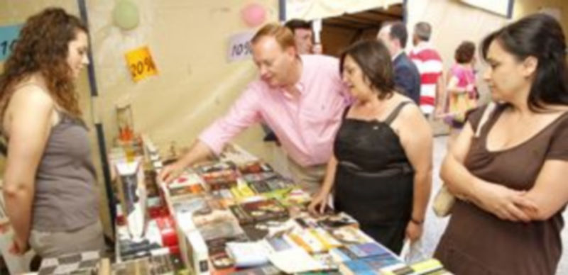 Gonzalo Giner junto a las autoridades durante su recorrido por las casetas de la Feria del Libro./ Gabriel Gómez