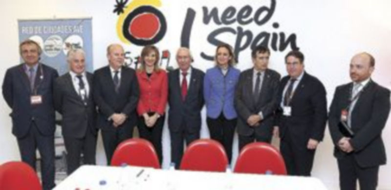 Alicia García ( 4i) junto al resto de consejeros