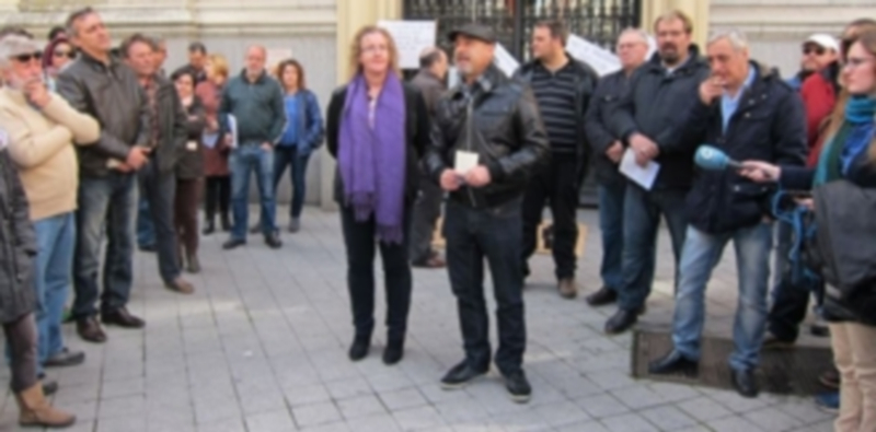 Los representantes de CCOO y UGT hablan a las personas concentradas en el acto homenaje a los fallecidos. / Europa Press