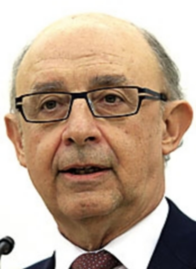 El ministro de Hacienda y Administraciones Públicas Cristóbal Montoro durante una rueda de prensa ante los medios. / Efe