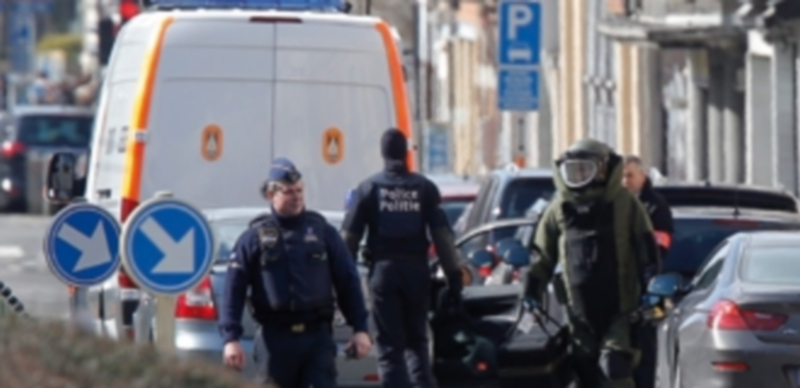 Un grupo de artificieros de la Policía belga llega a la escena de una aparente operación antiterrorista en Bruselas. / Efe