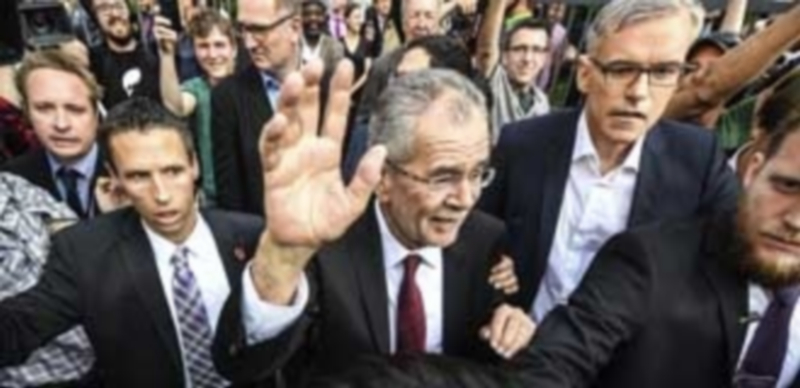 El ecologista Alexander Van der Bellen (c) saluda a la multitud tras una rueda de prensa celebrada en Viena. / Efe