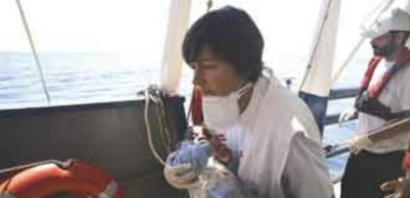Una voluntaria de Médicos Sin Fronteras atiende a un bebé en el Mediterráneo. / E.P.