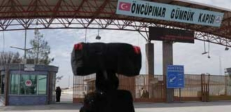 Una refugiada siria se dirige a la puerta fronteriza de Oncupinar en la ciudad de Kilis