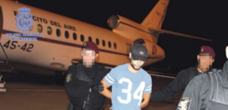 El principal sospechoso del doble crímen de Cuenca durante su llegada a la aeropuerto de Torrejón de Ardoz. / EFE