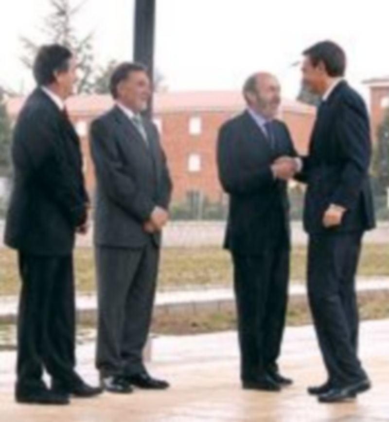 José Luis Rodríguez Zapatero pasa revista a los miembros de la Guardia Civil. / Ical