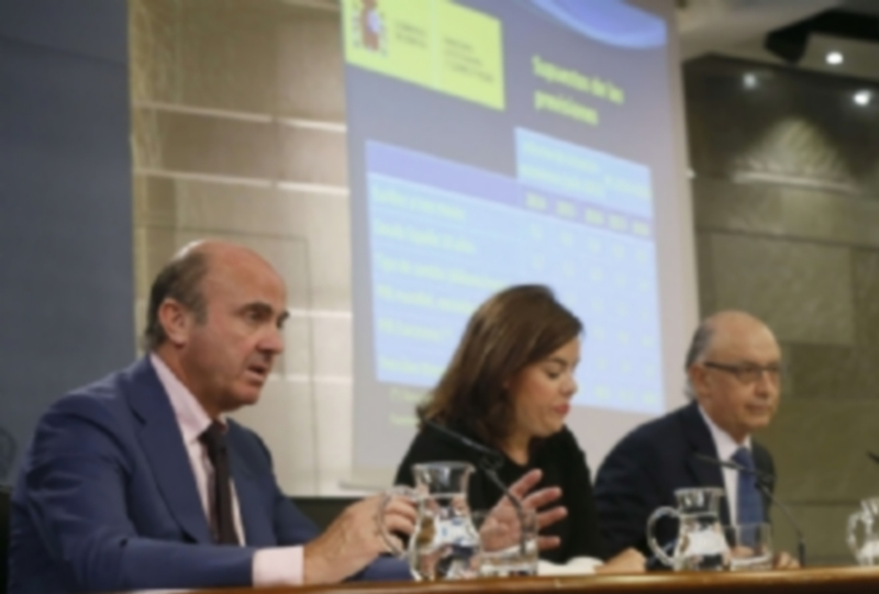 El Gobierno reduce en un 4,4% el techo de gasto para el próximo año 1 Los ministros de Economía y Hacienda