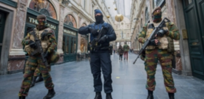 La Policía y el Ejército belga continúan patrullando las calles de Bruselas ante la amenaza de atentado “inminente”. / EFE