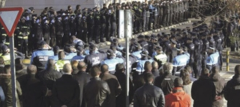 Los compañeros del agente fallecido durante su funeral