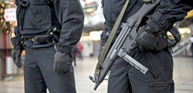 Dos policías alemanes vigilan el centro de Múnich después de los atentados en París del pasado 13 de noviembre. / EFE