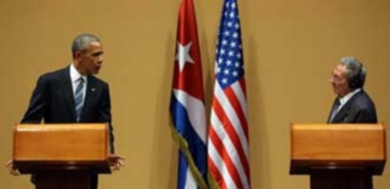 El presidente de Cuba Raúl Castro (dcha) y el presidente de Estados Unidos Barack Obama durante la rueda de prensa conjunta tras su reunión en La Habana. / EFE
