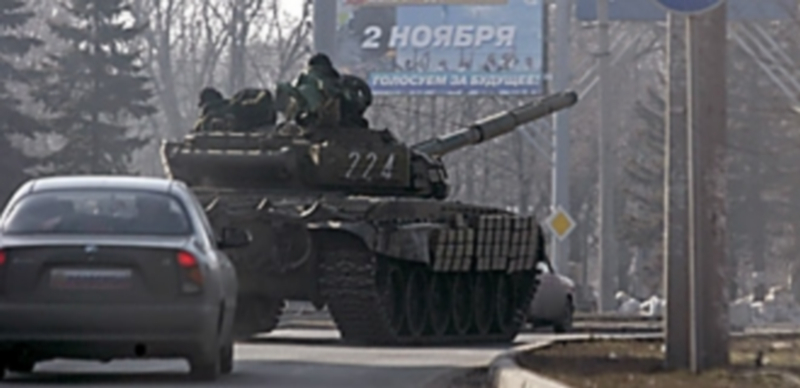 Un tanque de las fuerzas prorrusas circula por las calles de Donetsk