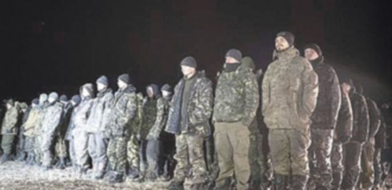 Soldados ucranianos durante el primer intercambio de prisioneros de las tropas ucranianas y separatistas rebeldes . / efe