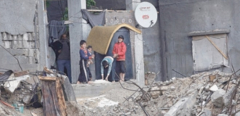 Jóvenes palestinos juegan entre las ruinas de una casa derruída por los bombardeos israelíes al norte de la franja. / Efe