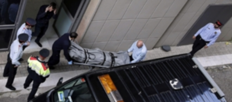Miembros de los servicios funerarios de Barcelona y del juzgado de guardia retiran el cadáver del profesor fallecido. / Efe