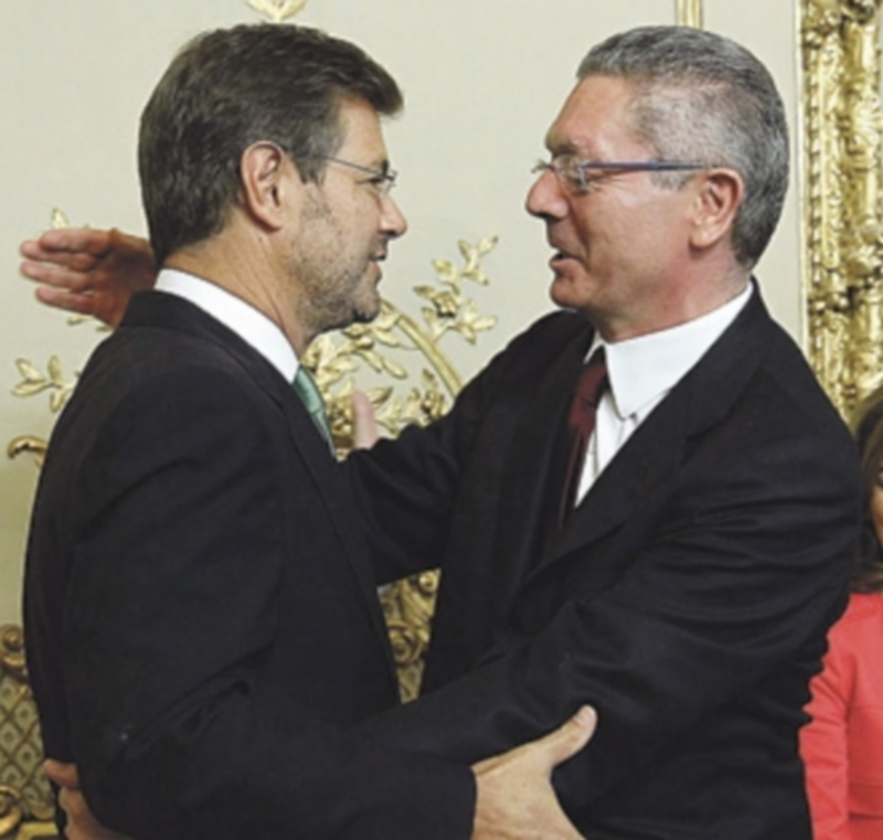 Ruiz-Gallardón abraza a su sucesor al frente del Ministerio de Justicia. / Efe
