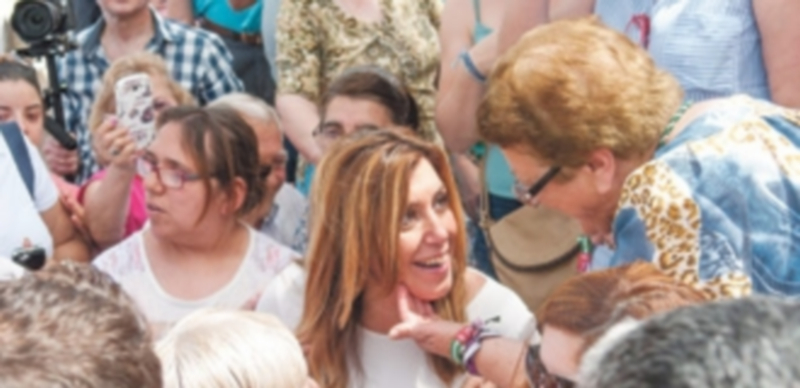Los vecinos de la localidad sevillana de Cantillana saludan a Susana Díaz. / Efe