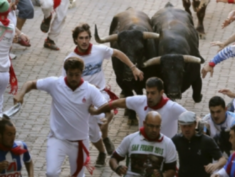 Sexto encierro de San Fermín limpio y sin heridos por asta 1 Los toros de Conde de la Maza llevaban sin correr en Pamplona desde 1981. / EFE