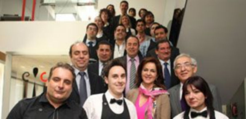 La consejera Silvia Clemente posa con los participantes en el Curso Internacional de Sumiller Profesional. / Ical