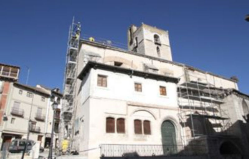 Los operarios trabajan ya en la reparación de la cubierta del templo. / Gabriel Gómez