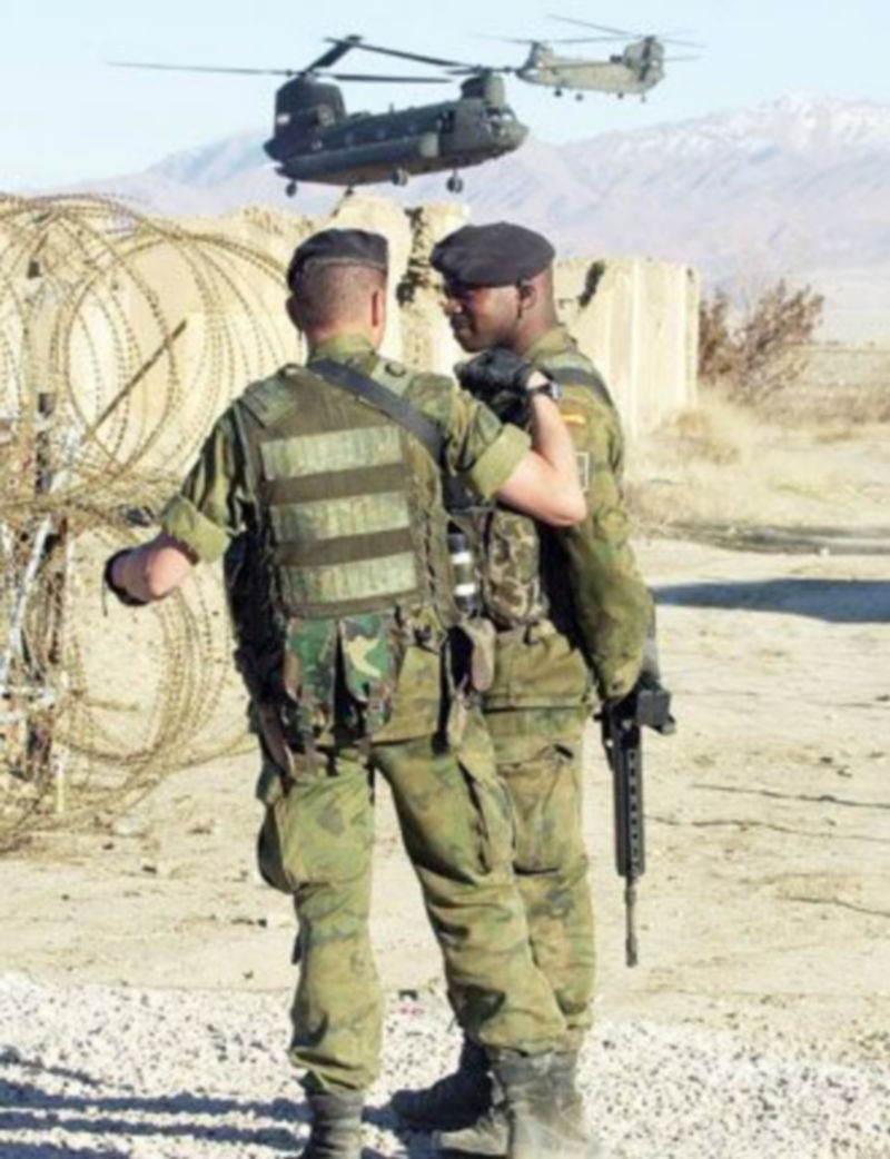 Dos helicopteros ‘Chinook’ sobrevuelan el cuartel donde charlan dos soldados españoles. / EFE