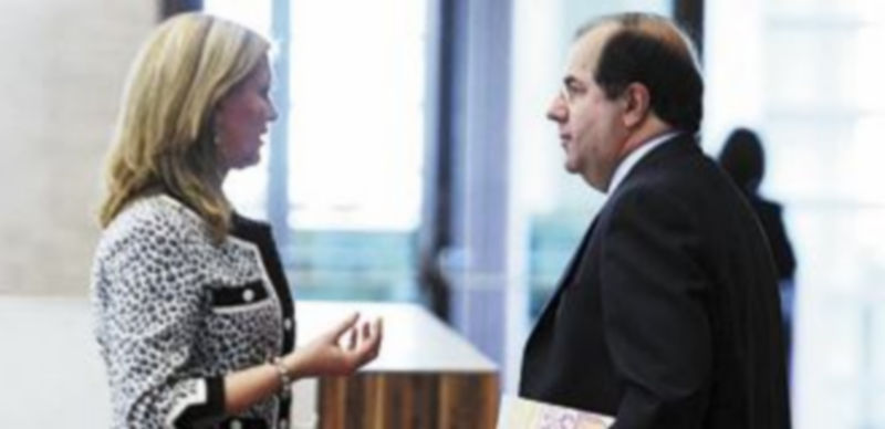 Pilar del Olmo y Juan Vicente Herrera charlan en los pasillos de las Cortes. / Ical