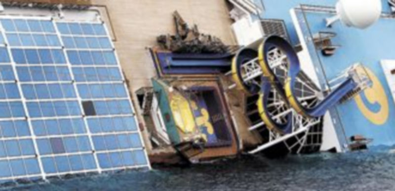 Trabajadores de rescate inspeccionan el  crucero antes de reiniciar las labores de búsqueda. / Reuters.