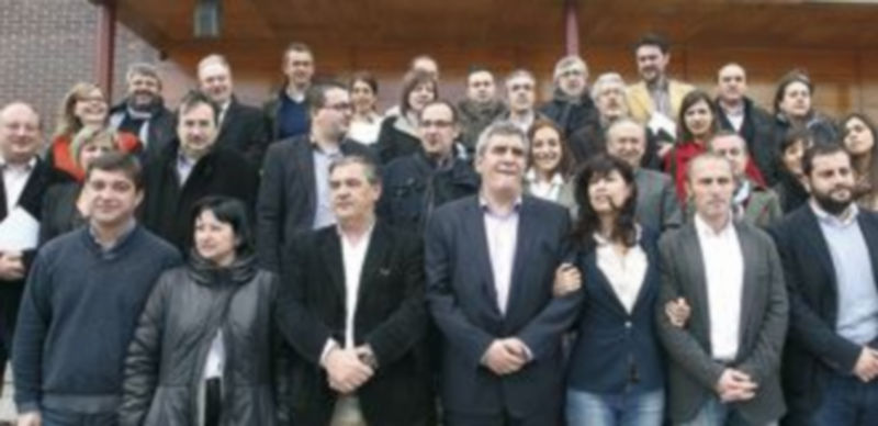 Julio Villarrubia junto a la vicesecretaria Ana Redondo y la Ejecutiva Autonómica del PSOE de Castilla y León. / Ical.