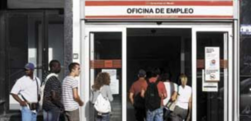 Decenas de parados aguardan cada mañana ante las oficinas de empleo en busca de una nueva oportunidad en el mercado laboral. / Reuters