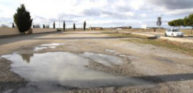 Estado actual del aparcamiento del cementerio municipal en la carretera de El Henar. / Gabriel Gómez