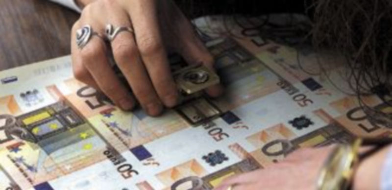 Una empleada de la Fábrica de la Moneda verifica