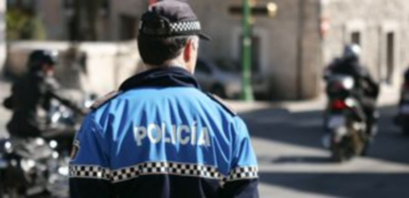 Un agente de la Policía Local vigilando el tráfico en una calle del municipio. / Gabriel Gómez