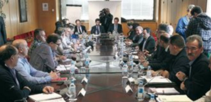 Industria exigirá a las eléctricas una compra mínima de carbón autóctono 1 Representantes de los sindicatos y de la patronal minera se reunieron con Alberto Nadal en el Ministerio. / Ical