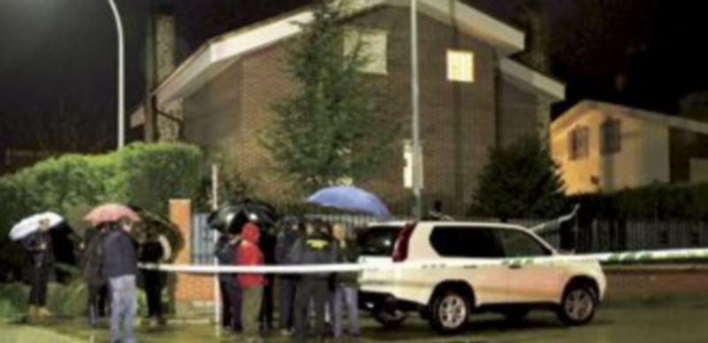 Fachada de la vivienda en la que fallecieron tres personas en la urbanización Mirador de la Vega de Carrión. / Ical