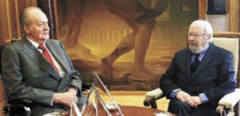 El jefe del Estado departió durante un buen rato y con gran jovialidad con el escritor andaluz José Manuel Caballero Bonald. / Efe