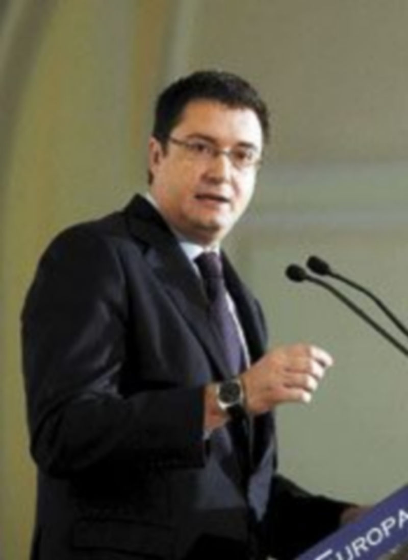 López se descartó como futuro secretario general del PSOE y no quiso valorar las «quinielas» de los posibles candidatos. / Efe