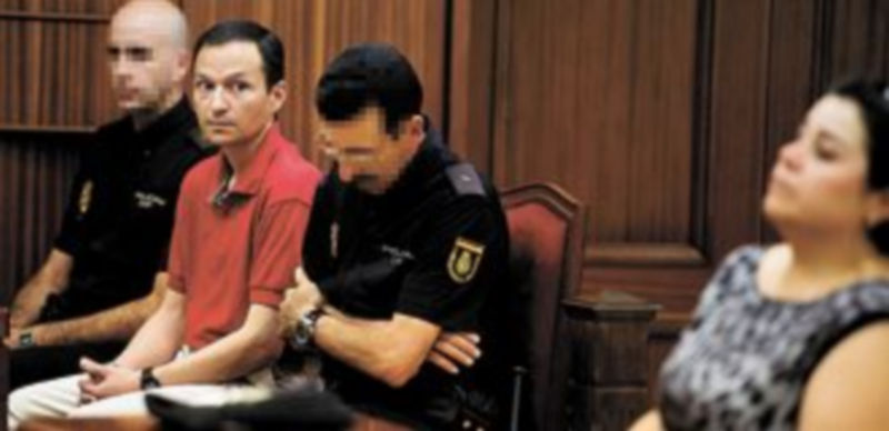 José Bretón mira fijamente a la primera compareciente durante el juicio que se reanudó ayer. / Efe