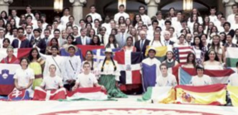 El Príncipe Felipe recibe a los expedicionarios de la Ruta Quetzal 1 Don Felipe posa junto a los participantes de la vigésimo octava edición de la Ruta Quetzal BBVA en el Palacio de El Pardo.